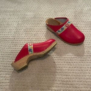 Red Wooden Clogs w Flower Detail